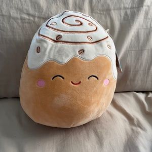✨Brand new cinnamon roll squishmallow